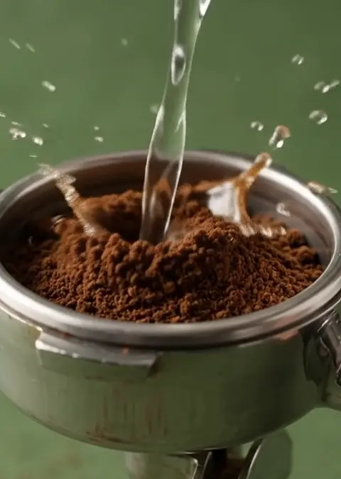 Portafiltredeki kahveye dökülen su